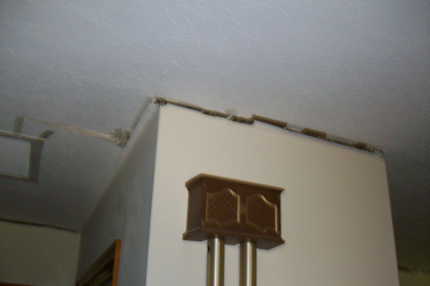 Sinkhole house Ocala. Separation along ceiling and wall.