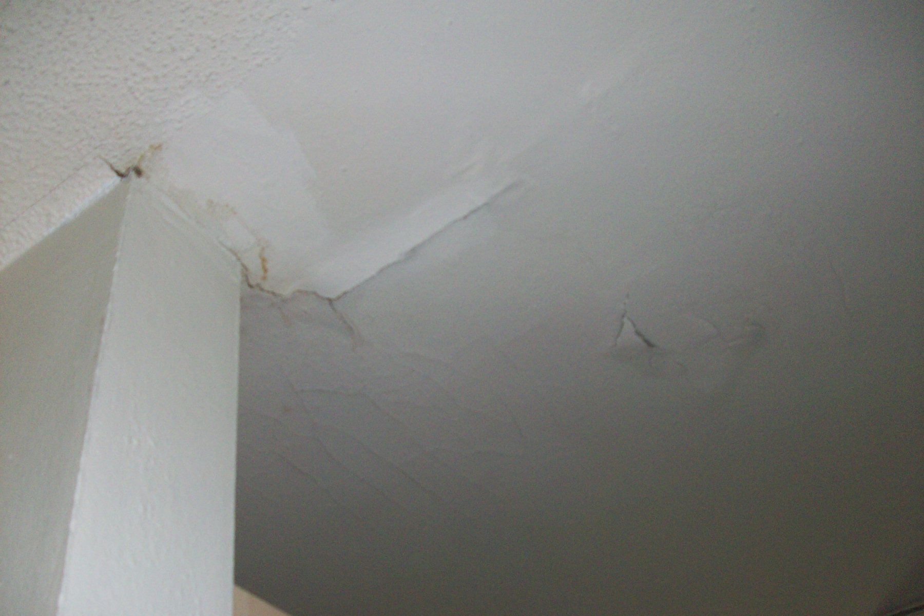 Sinkhole cracks in ceiling